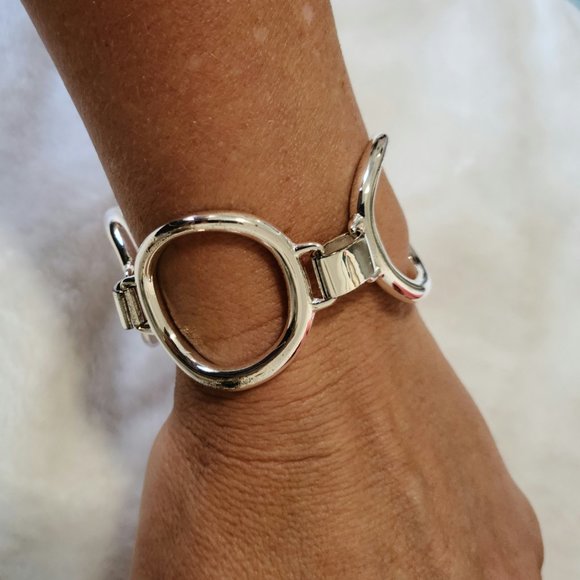 Pretty chic round silver loop bracelet - Picture 4 of 4